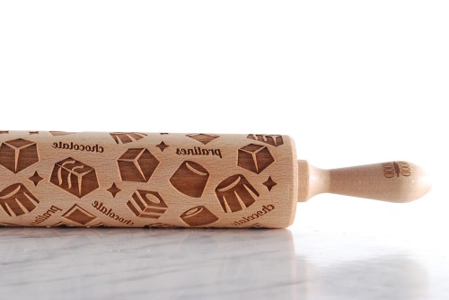 engraved wooden rolling pin pralines motif on cookies Mood for Wood