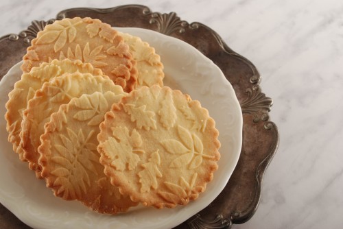 beech rolling pin leaf motif for autumn baking