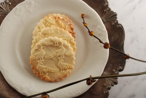 deep engraving peacock pattern on cookies