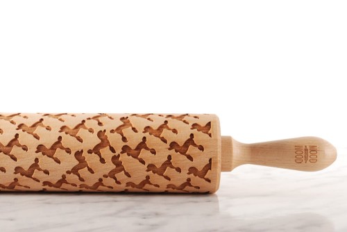 Grawerowany wałek do ciasta z drewna Pudel – wyraźny wzór Mood for Wood