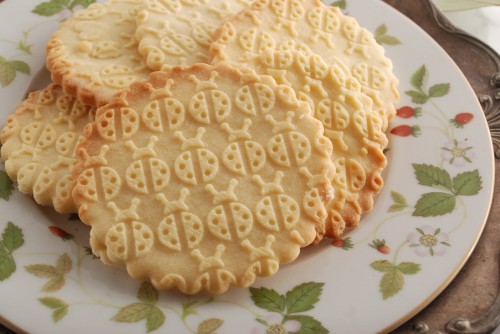 beech rolling pin ladybug crisp pattern cookies