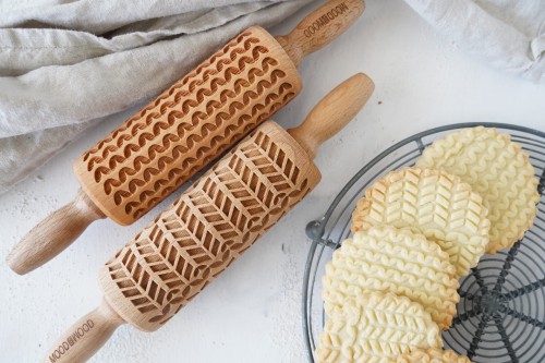 Zestaw dwóch mini wałków do ciasta z imitacją ściegów na drutach - od Mood for Wood