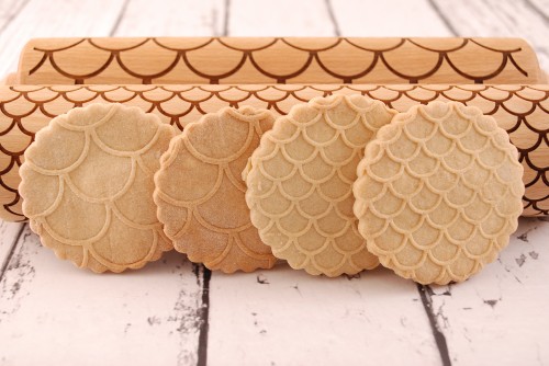 Set of 2 wooden rolling pins with scales design