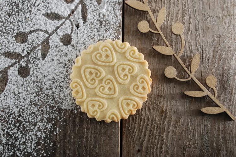 Embossed rolling pin for gingerbread – natural beech