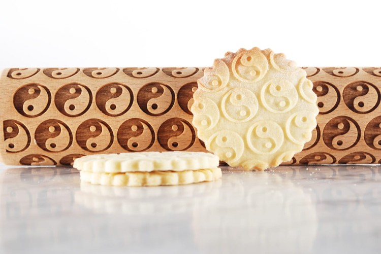 Grawerowany wałek do ciasta z drewna YinYang – wyraźny wzór