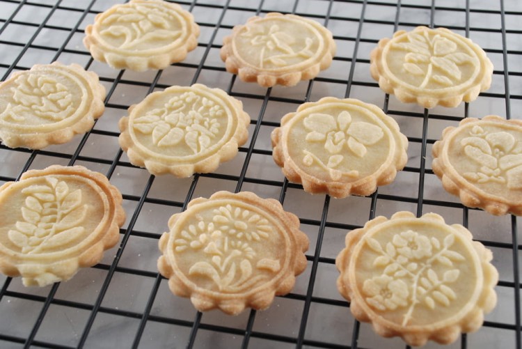 gingerbread rolling pin raised flower pattern