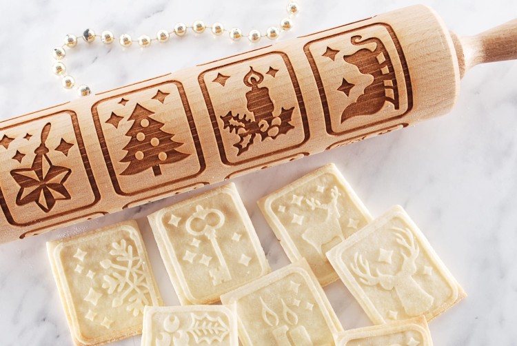engraved wooden rolling pin winter motif on cookies Mood for Wood
