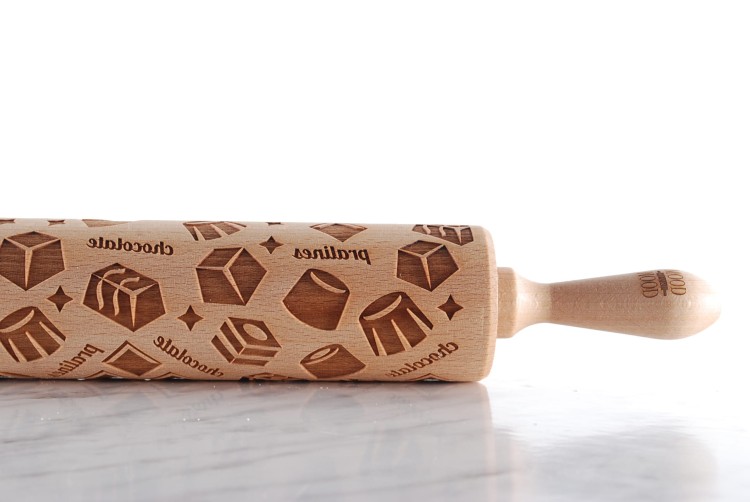 Dekoracyjny wałek do ciastek w czekoladki i pralinki - od Mood for Wood