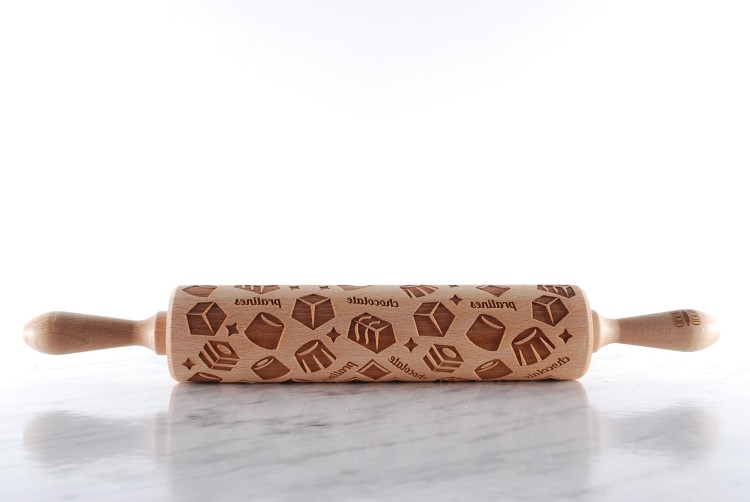 engraved wooden rolling pin pralines motif on cookies Mood for Wood