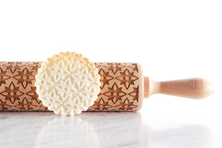 grawerowany wałek bukowy róża wiatrów i kwiaty do ciastek Mood for Wood