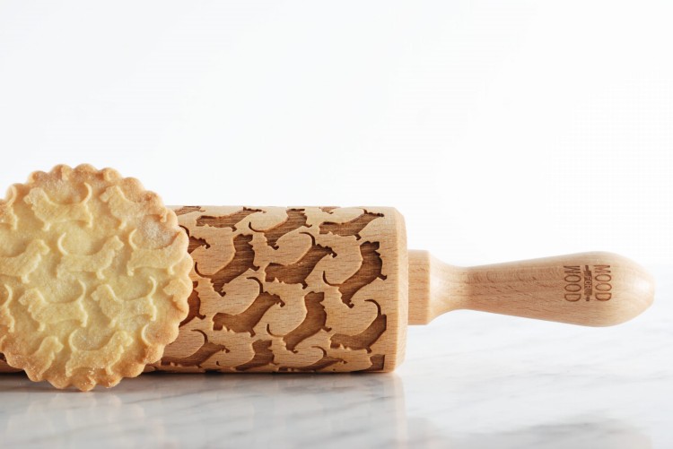 Drewniany wałek do ciasta z psami rasy basset