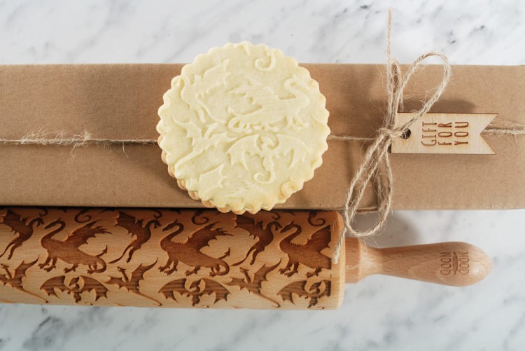 Drewniany wałek do ciasta w smoki