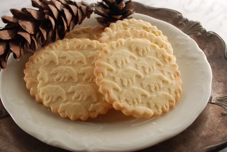 deep engraving detail polar bears on shortcrust pastry Mood for Wood