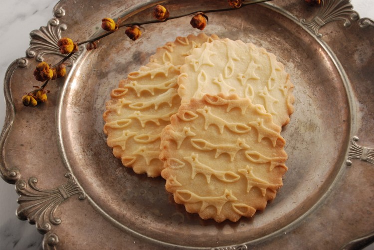 beech rolling pin for gingerbread with woodland pattern