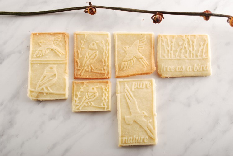 beech rolling pin birds deep engraving on shortcrust