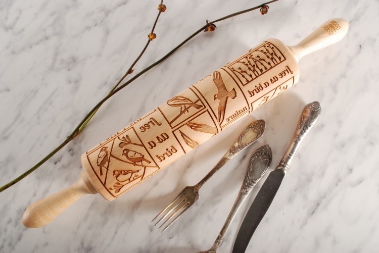 grawerowany wałek do ciasta ptaki bukowy wyraźny wzór