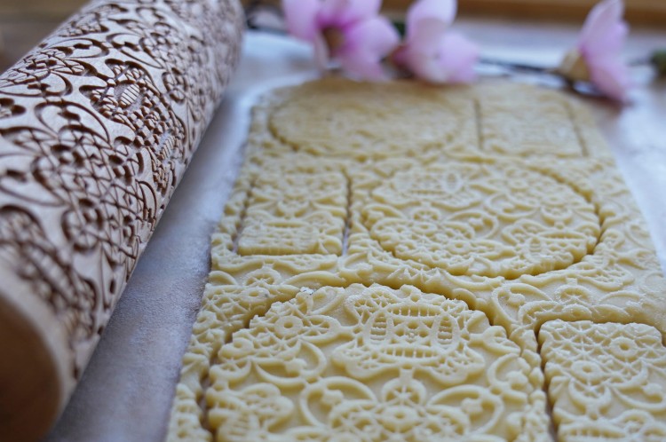 grawerowany wałek do ciasta z drewna Koronka Moodforwood