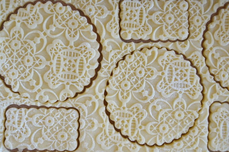 wałek drewniany do pierników z wzorem koronki Moodforwood