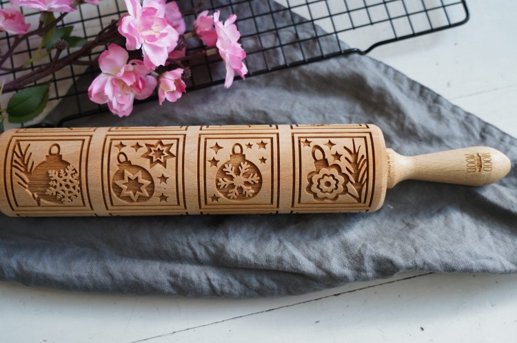 cookie rolling pin with bombki pattern