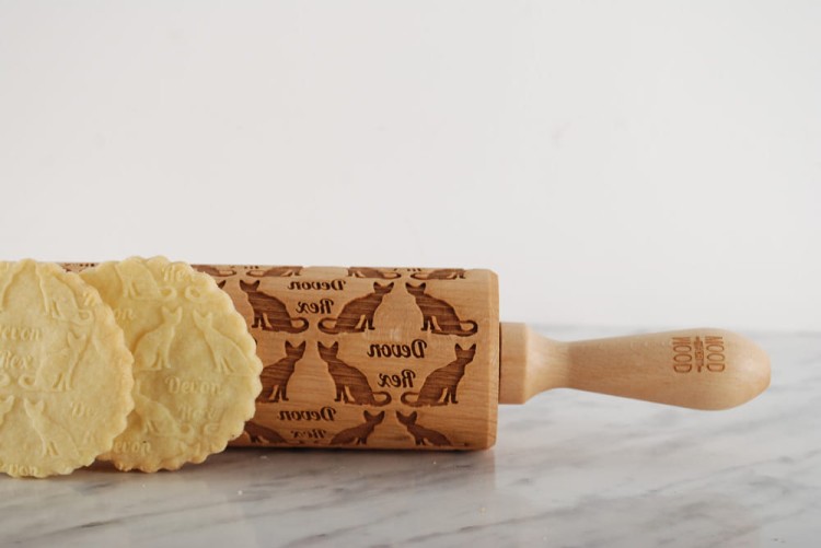 Drewniany wałek do ciasta w koty rasy Devon Rex