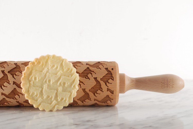 Grawerowany wałek do ciasta z drewna bukowego Lama – zwierzę mocy Mood for Wood
