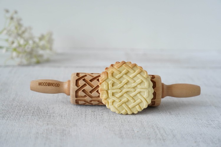 Mini wooden embossing rolling pin with braid pattern