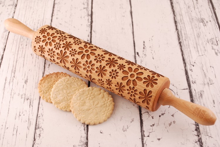 Embossing rolling pin with flowers
