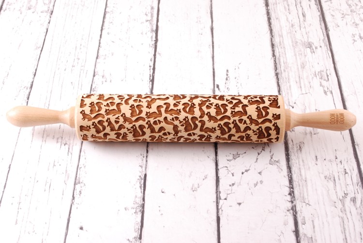 Mood for Wood beech rolling pin with deep engraving cheerful squirrels