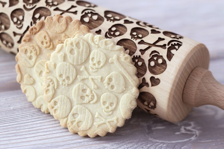 engraved wooden rolling pin skulls beech Mood for Wood