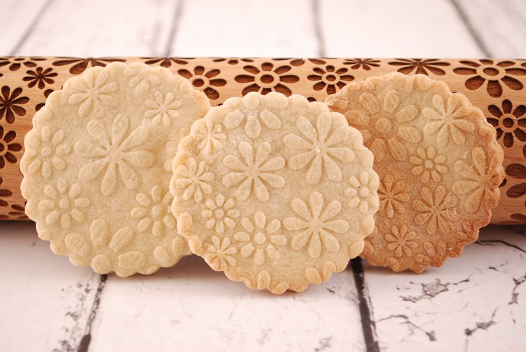 Ciasteczka wytłaczane w kwiatowy wzór