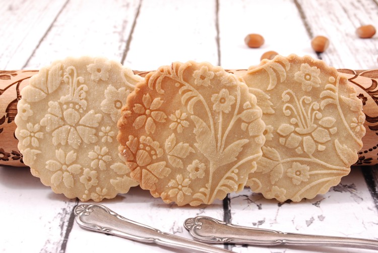 Ciasteczka wytłaczane we wzór kwiatowy