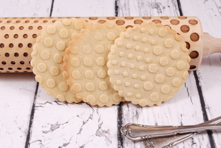 Beech decorative rolling pin with deep engraving for cookies