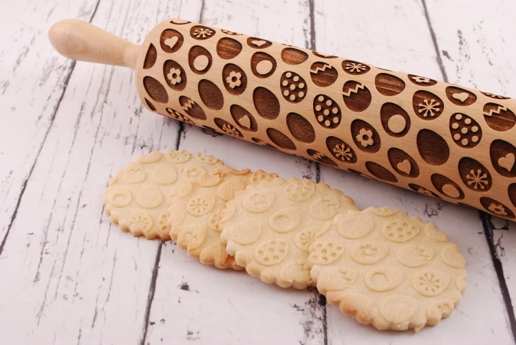 Wooden roller with Easter eggs design