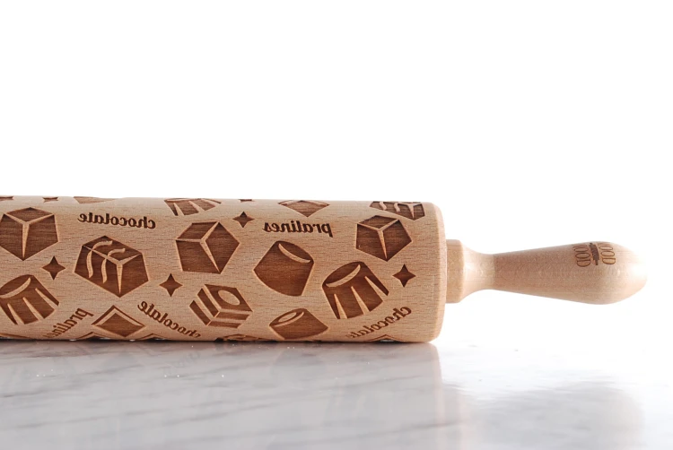 Dekoracyjny wałek do ciastek w czekoladki i pralinki - od Mood for Wood