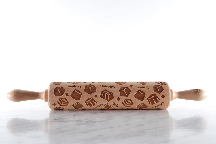 Dekoracyjny wałek do ciastek w czekoladki i pralinki - od Mood for Wood