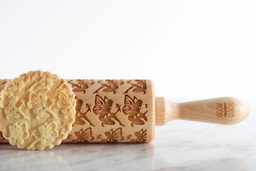 grawerowany-walek-do-ciasta-wrozka-zblizenie-z-ciastkiem