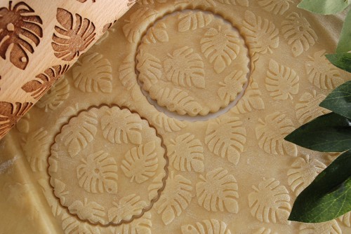 beech rolling pin Monstera plant pattern on cookies