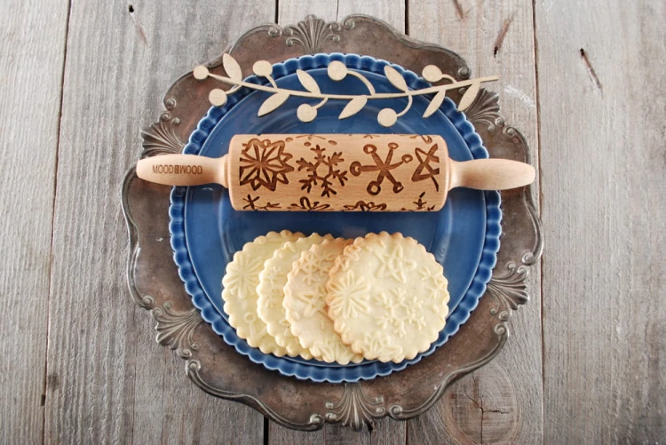 Mini rolling pin with snowflakes design