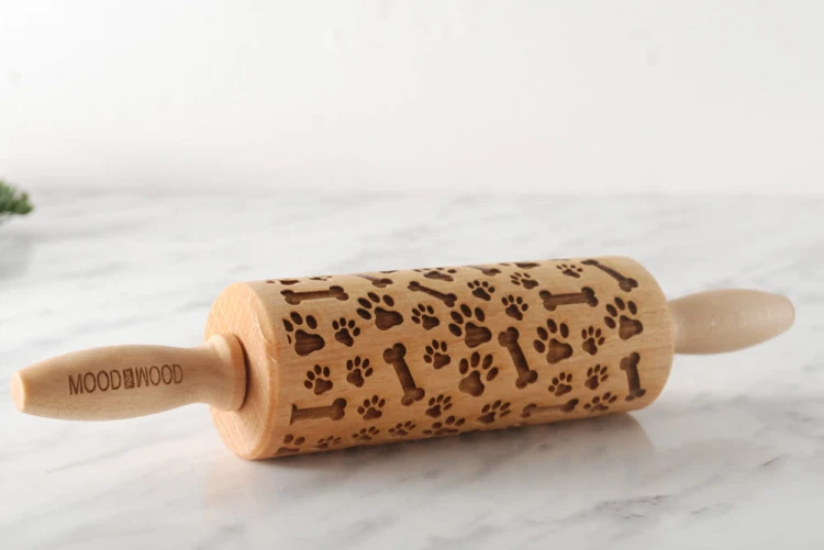 Mini engraved rolling pin with dogs' paws and bones