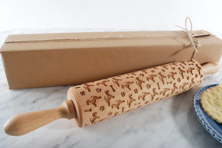 grawerowany-walek-do-ciasta-foksterier-caly-produkt-pudelko