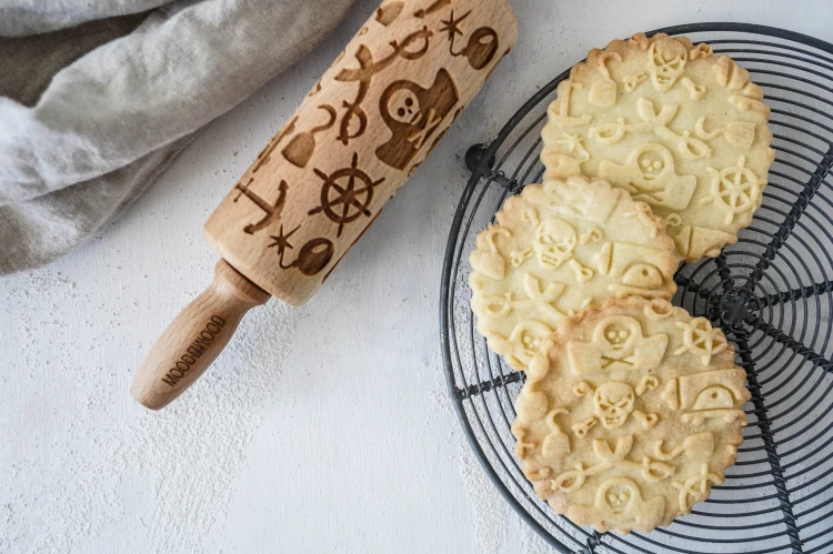 Mini embossing rolling pin with pirates