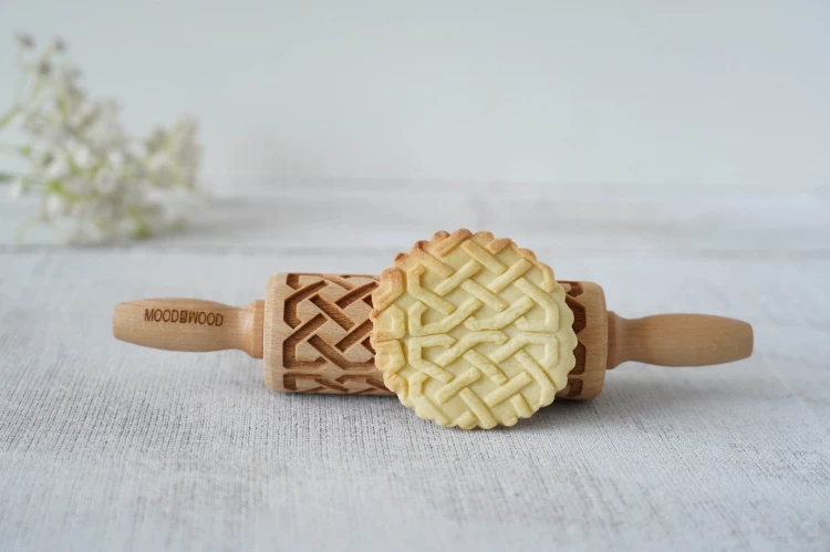 Mini wooden embossing rolling pin with braid pattern