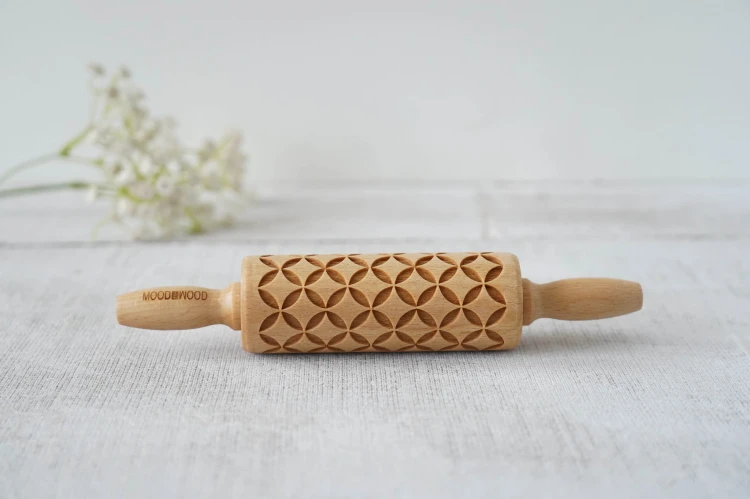 Mini wałek do ciasta laserowo grawerowany w tradycyjny wzór japoński - od Mood for Wood