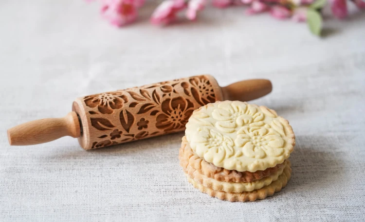 Mini embossing rolling pin with vintage flowers design
