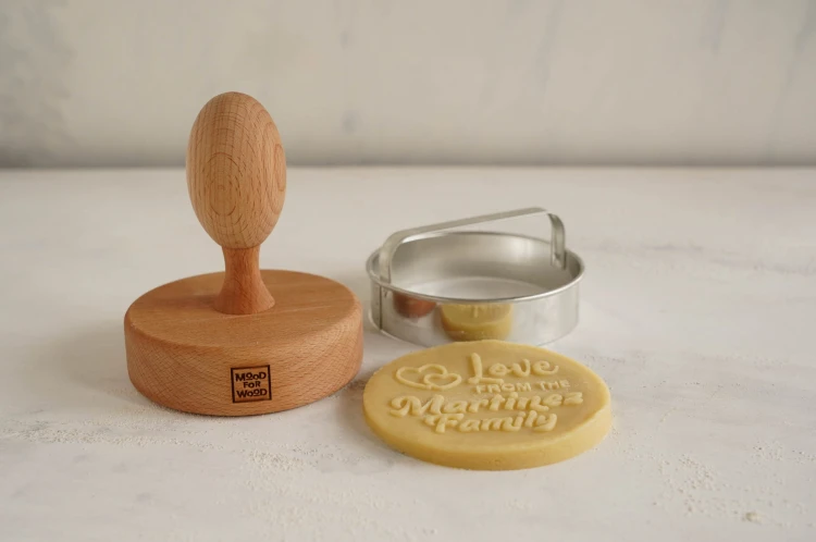 Stempel do ciastek Moodforwood personalizowany z ciastkiem wzorcowym i wykrojnikiem do ciastek