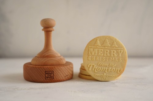 drewniany stempel do ciastek na ślub – motyw serca i inicjały