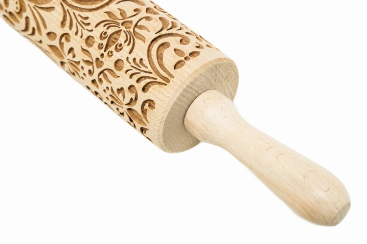 grawerowany-walek-do-ciasta-rosemaling-zblizenie-koncowki
