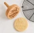 Dekoracyjny drewniany stempel do ciastek MoodForWood obok kruchego ciasteczka z tłoczonym wzorem. Idealny do tworzenia eleganckich domowych wypieków z precyzyjnymi, efektownymi detalami.