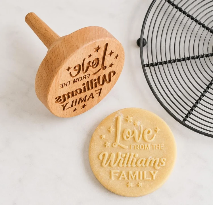 Dekoracyjny drewniany stempel do ciastek MoodForWood obok kruchego ciasteczka z tłoczonym wzorem. Idealny do tworzenia eleganckich domowych wypieków z precyzyjnymi, efektownymi detalami.