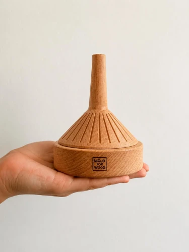 Drewniany stempel do ciastek MoodForWood z pięknie grawerowanym wzorem dekoracyjnym. Zaprojektowany, aby za każdym razem tworzyć idealnie wytłoczone domowe ciasteczka z wyraźnymi detalami i eleganckim wykończeniem.
